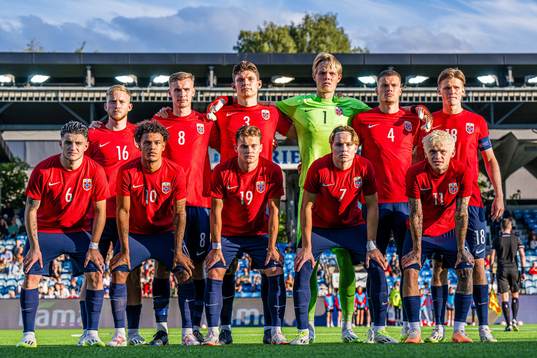 The starting eleven of Norway poses for a team group photo