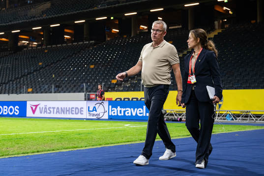 Head coach Janne Andersson and press officer Petra Thorén