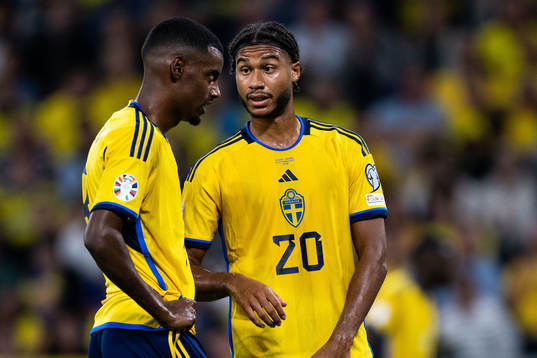 Alexander Isak and Jens Cajuste of Sweden