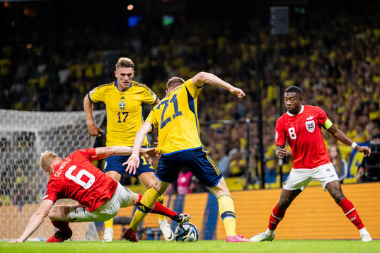 Nicolas Seiwald and David Alaba of Austria against Viktor