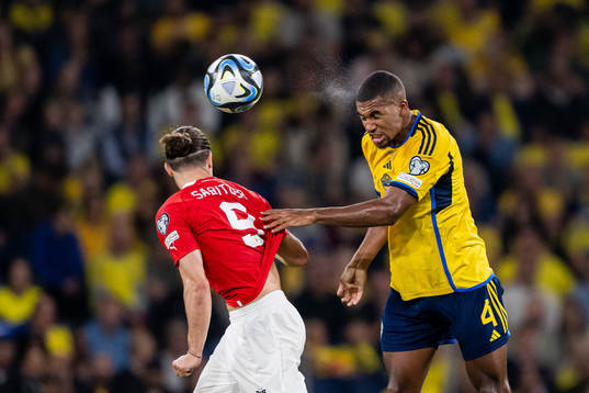 Marcel Sabitzer of Austria and Isak Hien of Sweden