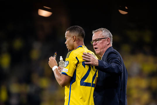 Robin Quaison of Sweden and Head coach Janne Andersson of