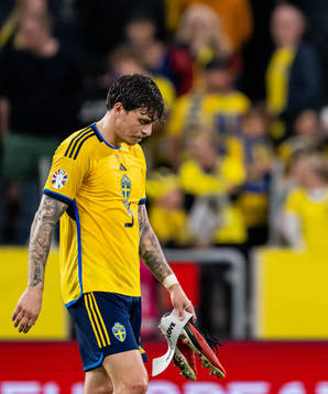 Victor Nilsson Lindelöf of Sweden looks dejected