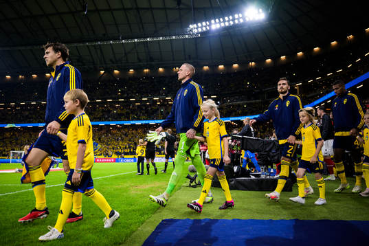 Victor Nilsson Lindelöf, goalkeeper Robin Olsen, Linus