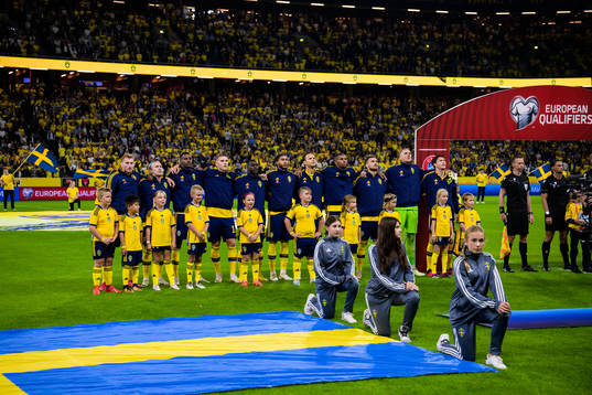Players of Sweden singing the national anthem