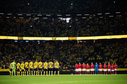 Players of Sweden and Austria