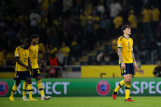 Victor Nilsson Lindelöf of Sweden looks dejected