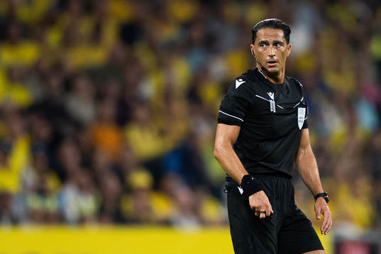 Referee Serdar Gözübüyük