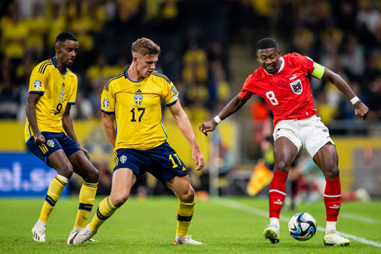 Alexander Isak and Viktor Gyökeres of Sweden against David