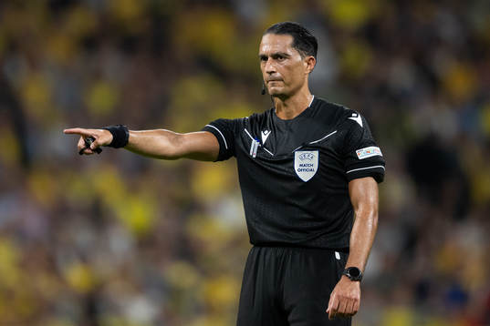 Referee Serdar Gözübüyük