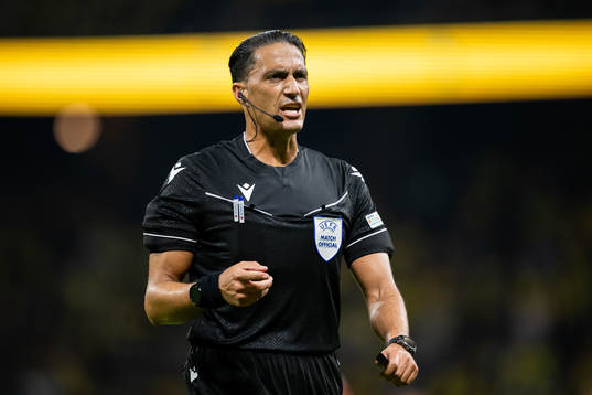 Referee Serdar Gözübüyük