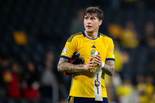 Victor Nilsson Lindelöf of Sweden looks dejected