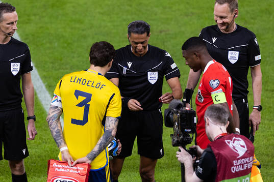 Referee Serdar Gözübüyük with Victor Nilsson Lindelöf