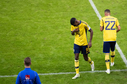 Alexander Isak changes with Robin Quaison of Sweden
