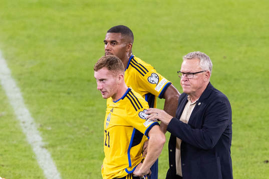 Dejan Kulusevski and Head coach Janne Andersson of Sweden