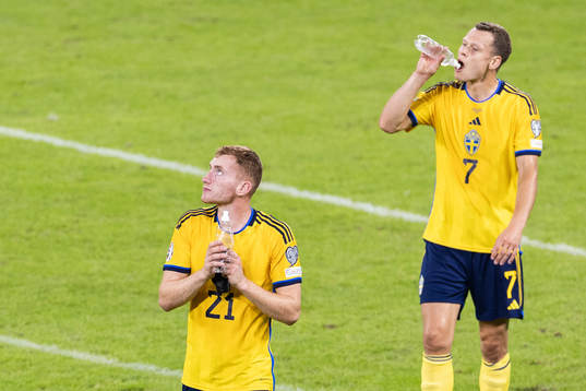 Dejan Kulusevski and Viktor Claesson of Sweden look dejected