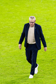 Head coach Janne Andersson of Sweden looks dejected