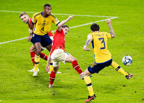 Marcel Sabitzer of Austria, Isak Hien and Victor Nilsson