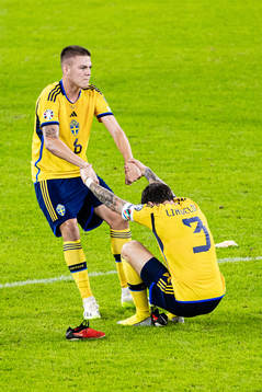 Emil Holm and Victor Nilsson Lindelöf looks dejected