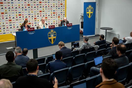 Press officer Petra Thorén and head coach Janne Andersson