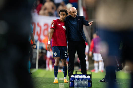 Antonio Nusa and Head coach Ståle Solbakken of Norway