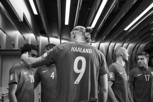 Erling Braut Haaland and players of Norway at half-time