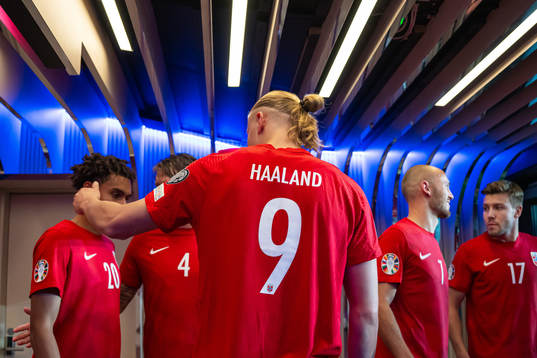 Erling Braut Haaland and players of Norway at half-time