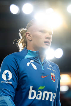 Erling Braut Haaland of Norway warms up