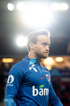 Bård Finne of Norway warms up