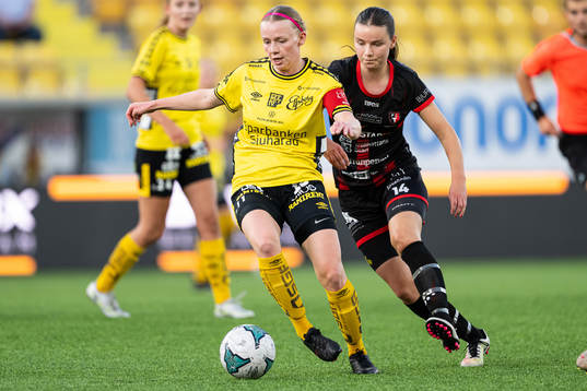 Elfsborgs Leann Nyström och Trollhättans Stella Hagstedt