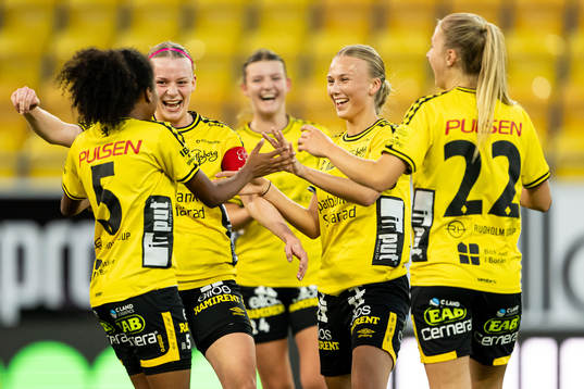 Elfsborgs Vanessa Lopez jublar med Leann Nyström, Ida