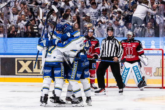 Leksands Marek Hrivik jublar med lagkamrater