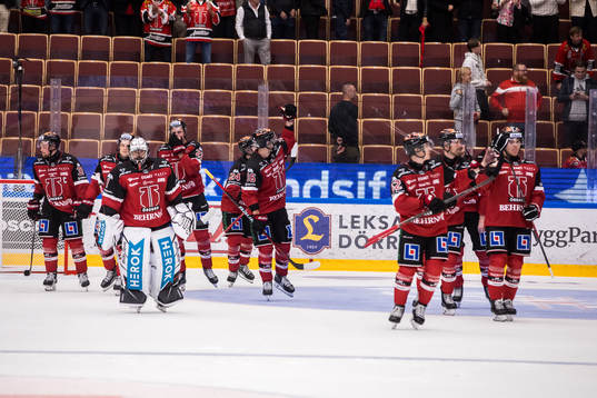 Örebros spelarna jublar