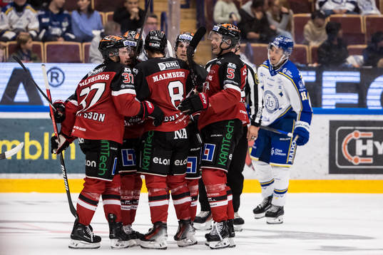 Örebros spelarna jublar