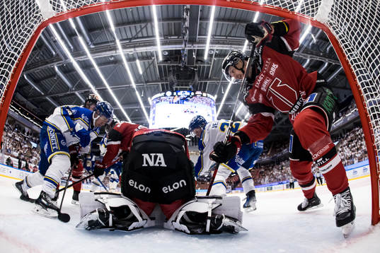 Leksands Carter Ashton och Örebros målvakt Jhonas Enroth