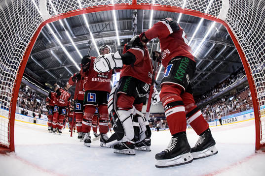 Örebros spelarna jublar