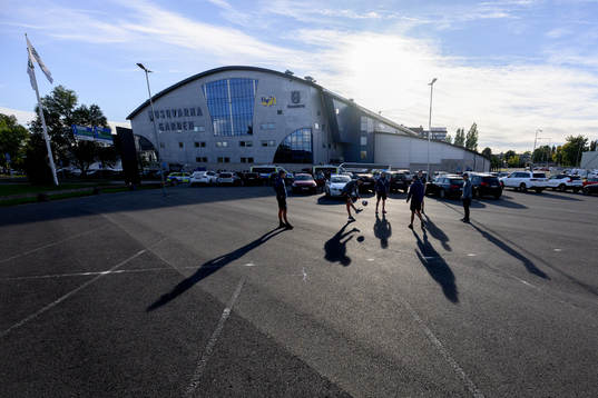 Spelare värmer upp utanför Husqvarna Garden innan