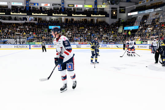 Linköpings Filip Bystedt har ont och lämnar isen