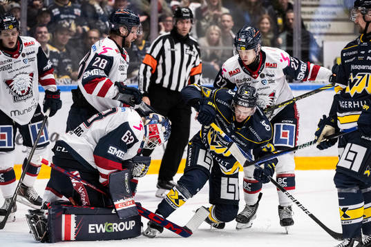 HV71s Isac Brännström framför Linköpings målvakt