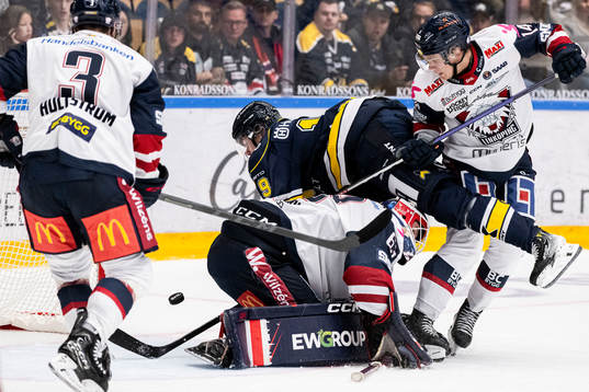HV71s Henrik Borgström och Linköpings målvakt Marcus
