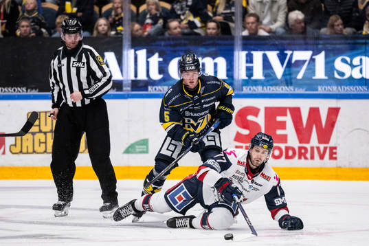 HV71s Victor Sjöholm och Linköpings Taylor Leier