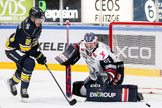 HV71s Joonas Nättinen och Linköpings målvakt Marcus