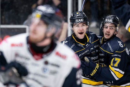 HV71s Radan Lenc och Isac Brännström jublar