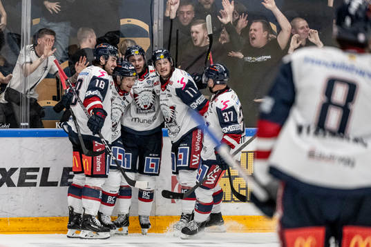 Linköpings Sebastian Strandberg jublar med lagkamrater
