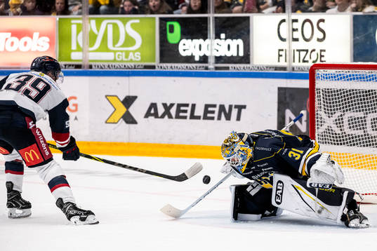 Linköpings Ty Rattie och HV71s målvakt Joni Ortio