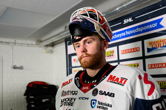 Linköpings målvakt Marcus Högberg blir intervjuad