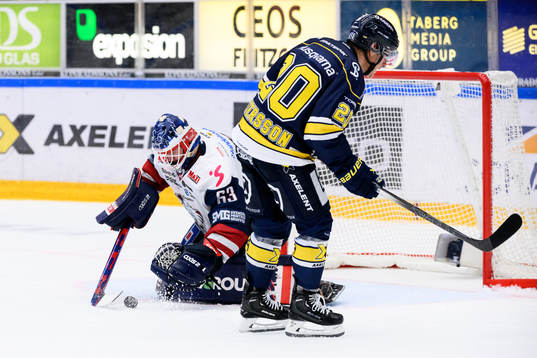 Linköpings målvakt Marcus Högberg räddar straff från