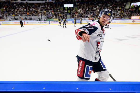 Linköpings Jesper Pettersson kastar ut smuts från isen
