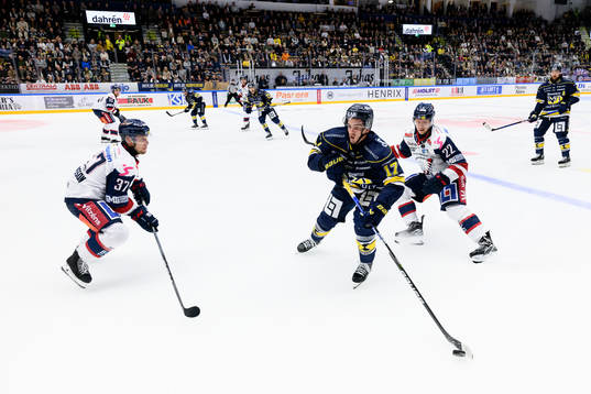 Linköpings Jesper Pettersson och Vilmos Gallo mot HV71s