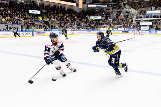 Linköpings Linus Hultström mot HV71s Isac Brännström